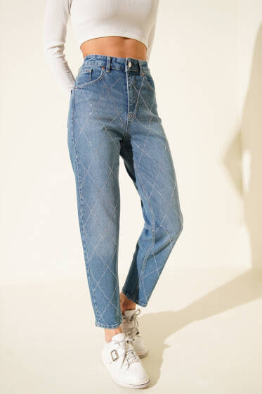 Baklava Taşlı Mom Jeans Pantolon Açık Mavi - Kadın Giyim Modelleri