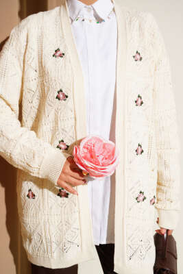 Çiçek Nakışlı Örgü Triko Hırka Bej - Hırka