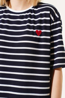 Çizgili Kalp Nakışlı T-shirt Lacivert - Kadın Giyim Modelleri