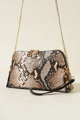 Fermuarlı Zincir Askılı Çanta Bej Yılan 