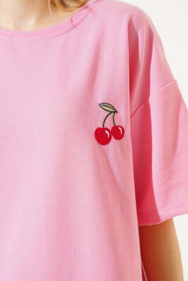 Kiraz Nakışlı T-Shirt Pembe - Kadın Giyim Modelleri