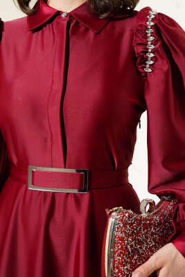 Omuz Taşlı Yarım Gizli Düğmeli Saten Elbise Bordo - Elbise