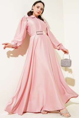 Omuz Taşlı Yarım Gizli Düğmeli Saten Elbise Pudra 