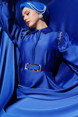 Omuz Taşlı Yarım Gizli Düğmeli Saten Elbise Saks 