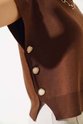 Yanları Düğmeli Yaka Fırfırlı Triko Süveter Kahve - Triko