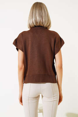 Yanları Düğmeli Yaka Fırfırlı Triko Süveter Kahve - Triko