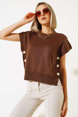 Yanları Düğmeli Yaka Fırfırlı Triko Süveter Kahve - Triko