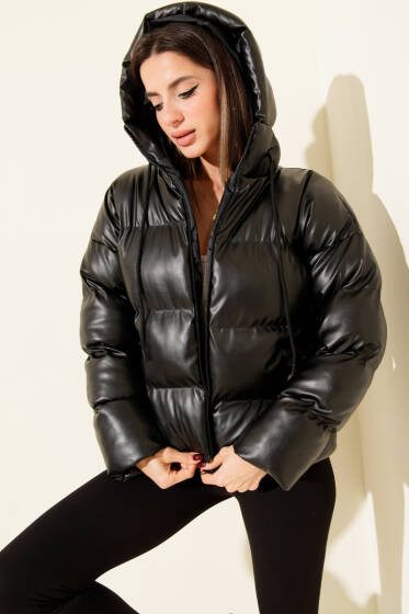 Yatay Dikişli Kapüşonlu Kısa Deri Şişme Mont Siyah - Kadın Giyim Modelleri